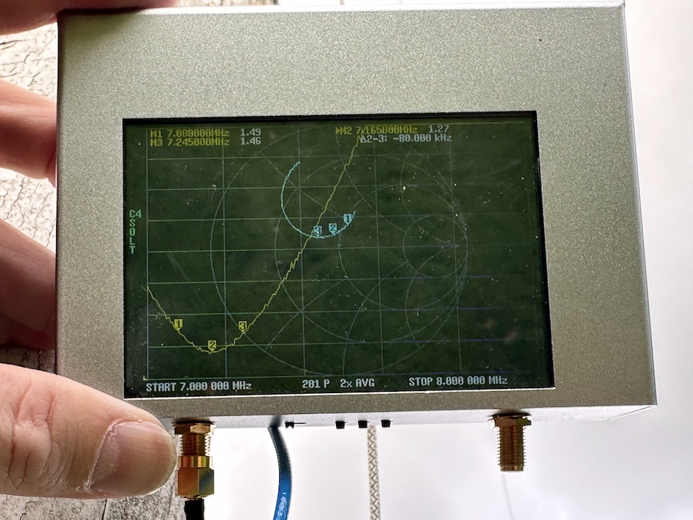 My dirty NanoVNA showing an SWR of 1.49 at 7.08MHz, 1.27 and resonanse at 7.165MHz and 1.46 at 7.245MHz, which to mee indicates it will work without a tuner for phone on 40m.